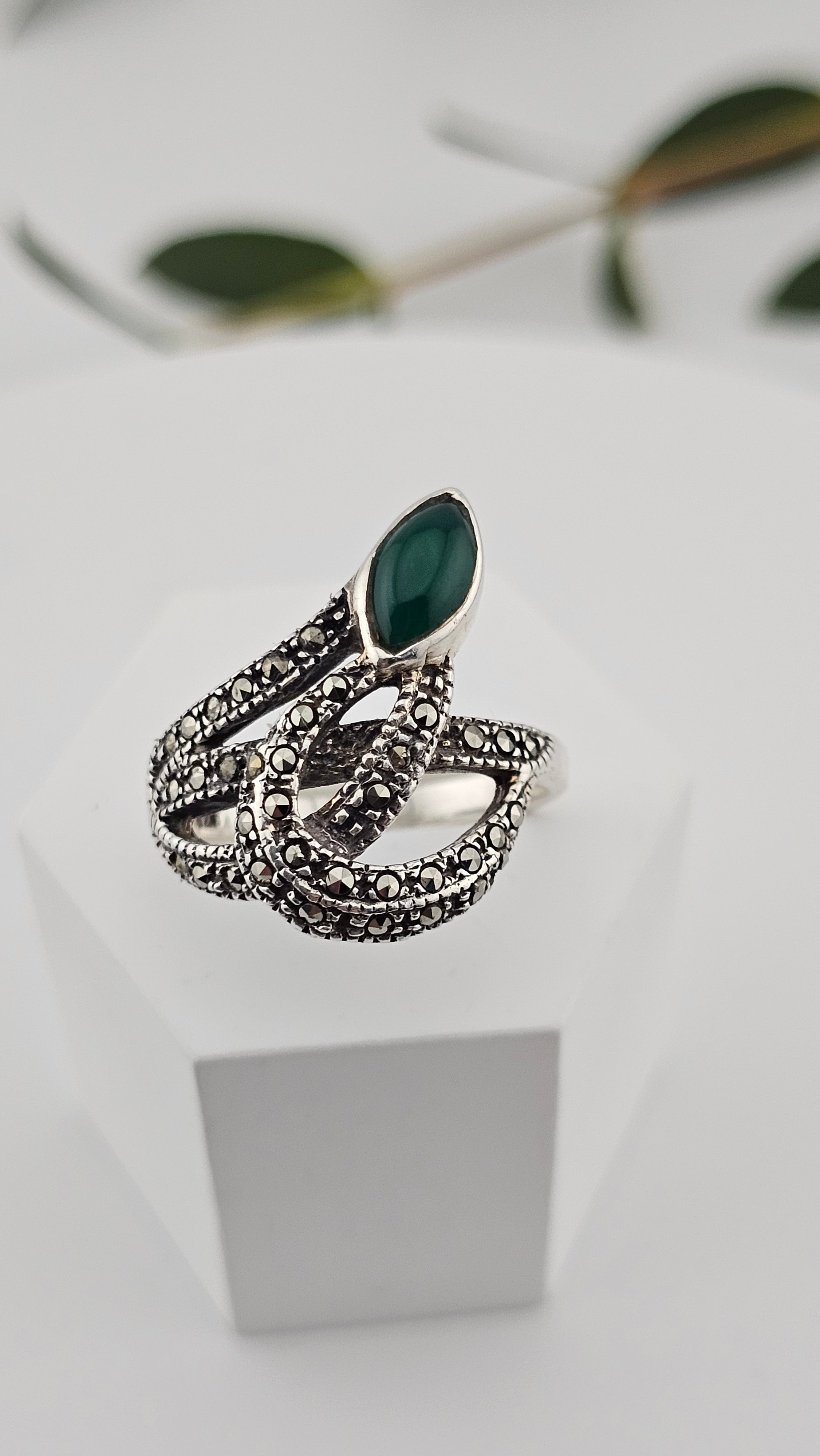 925 Sterling Silver Ring Featuring Green Onyx and Marcasites Gemstones , size R