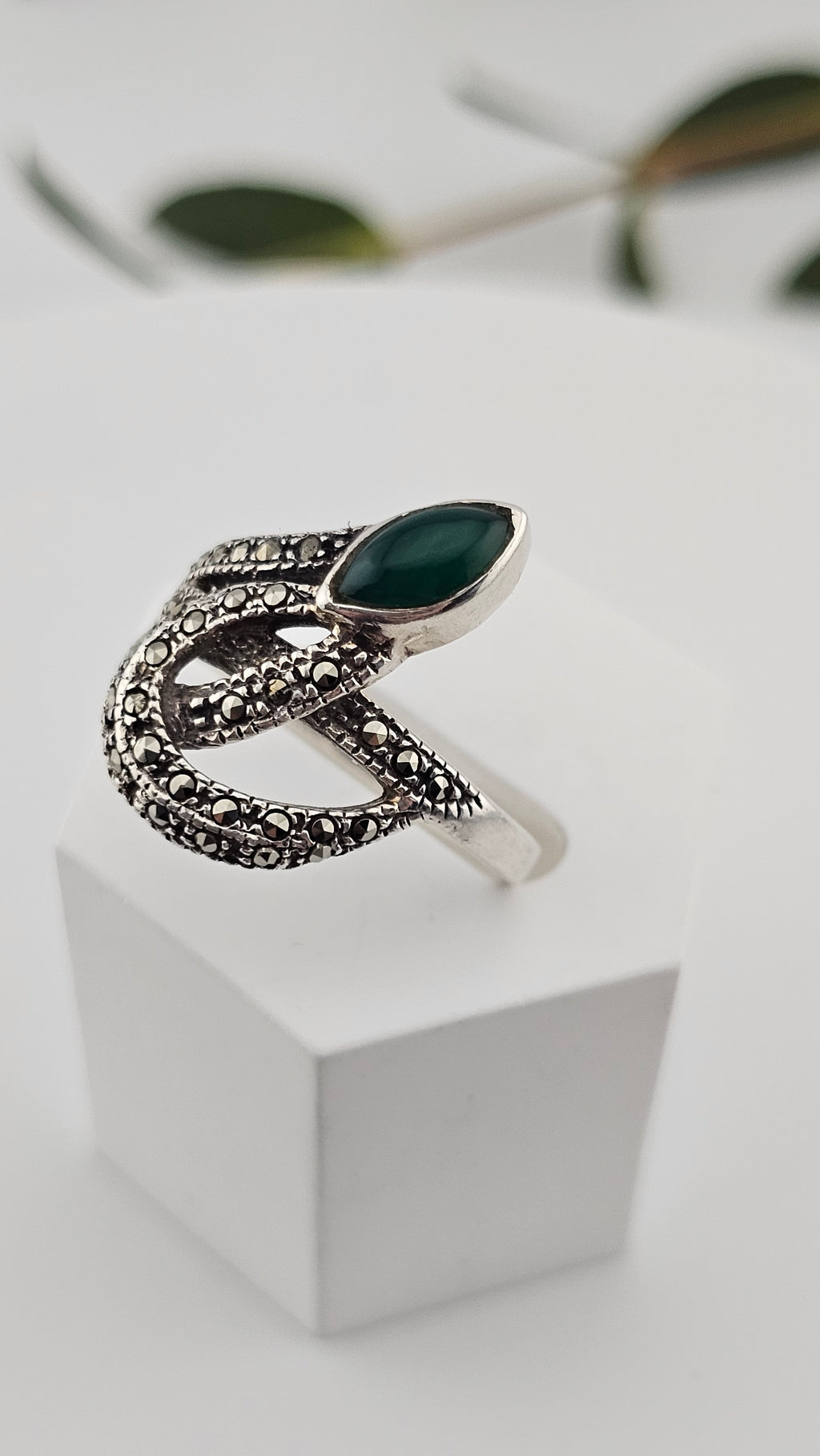 925 Sterling Silver Ring Featuring Green Onyx and Marcasites Gemstones , size R