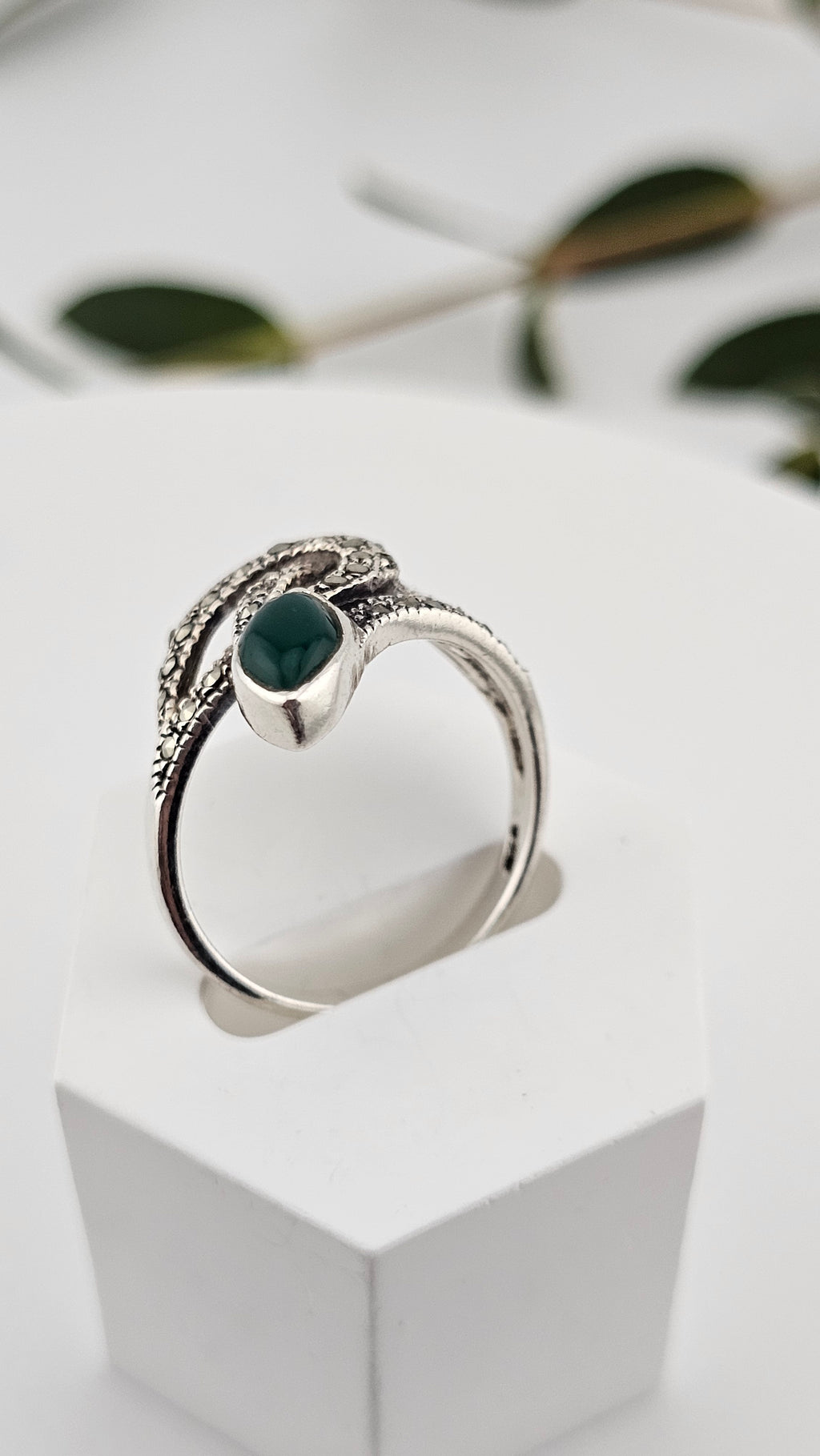925 Sterling Silver Ring Featuring Green Onyx and Marcasites Gemstones , size R