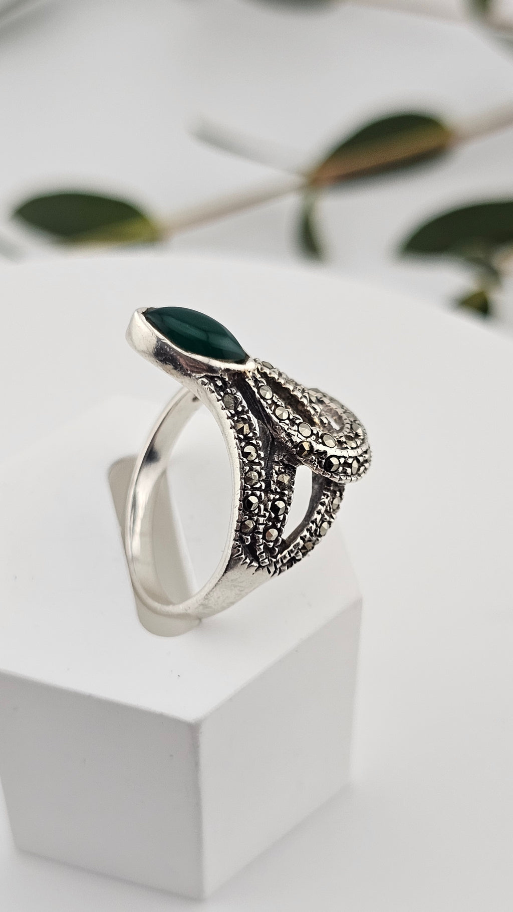 925 Sterling Silver Ring Featuring Green Onyx and Marcasites Gemstones , size R