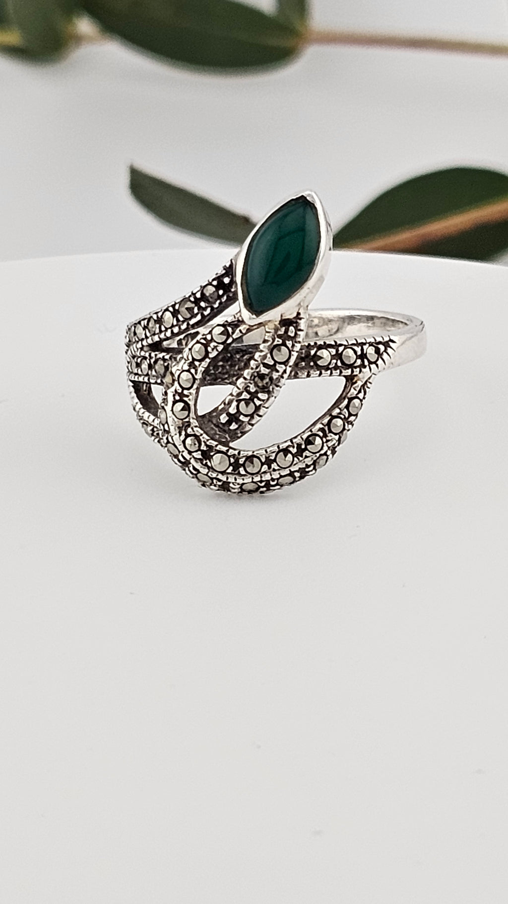 925 Sterling Silver Ring Featuring Green Onyx and Marcasites Gemstones , size R