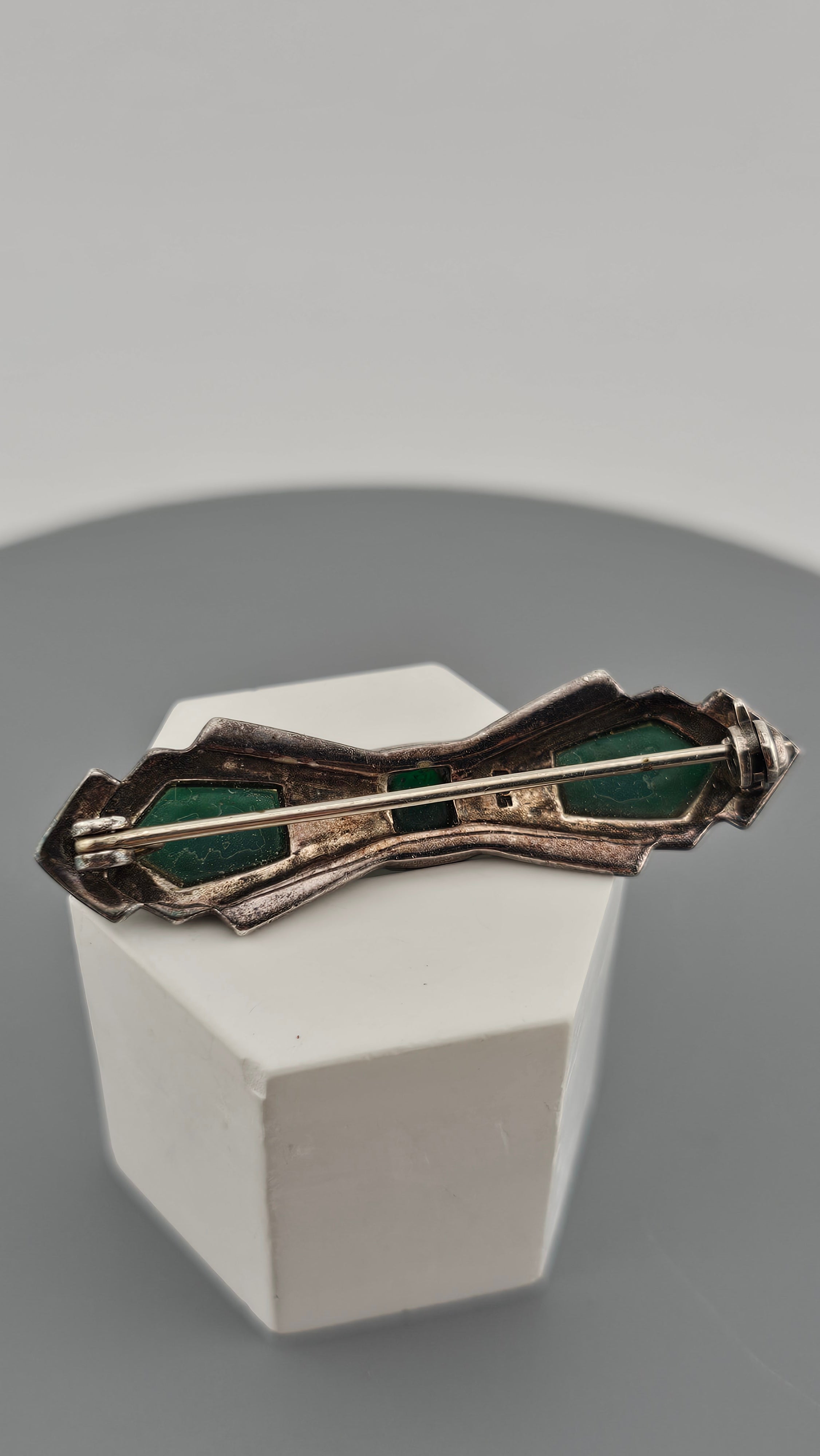Vintage Sterling Silver Bow Brooch set with Green Agate and Marcasites
