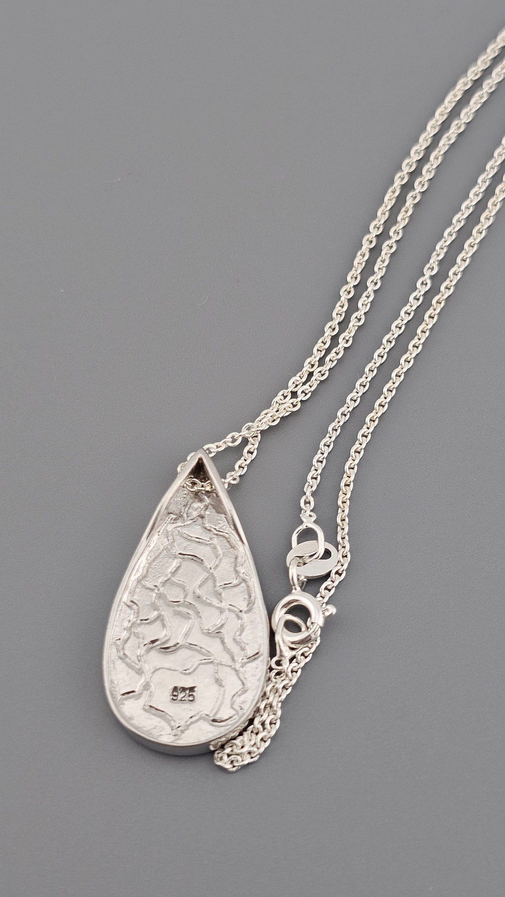 Vintage 925 Sterling Silver Pendant Necklace Featuring Mother of Pearl Inley