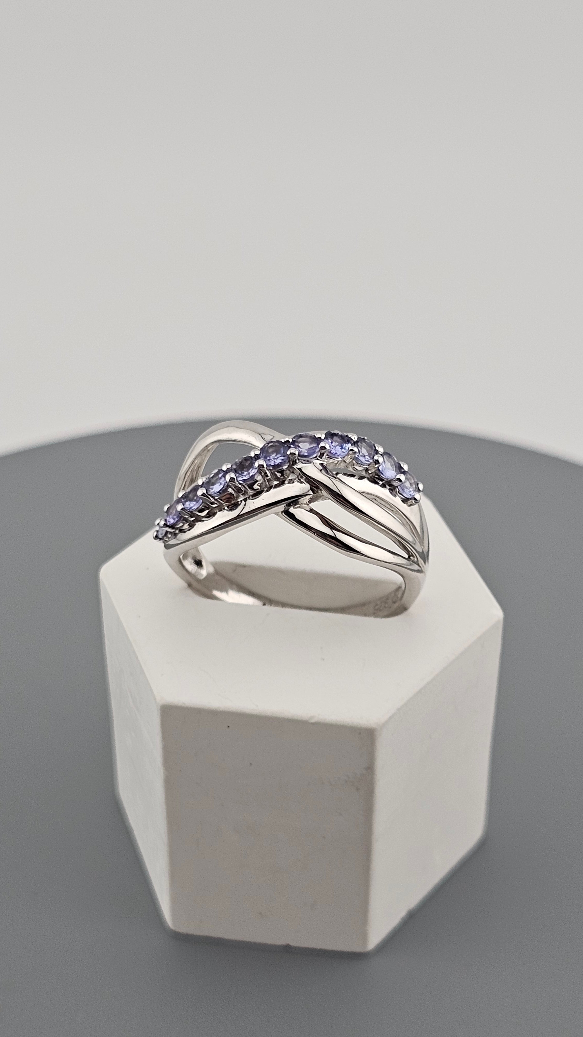 925 Sterling Silver Crossover Infinity Style Ring set with Natural Tanzanite, size S