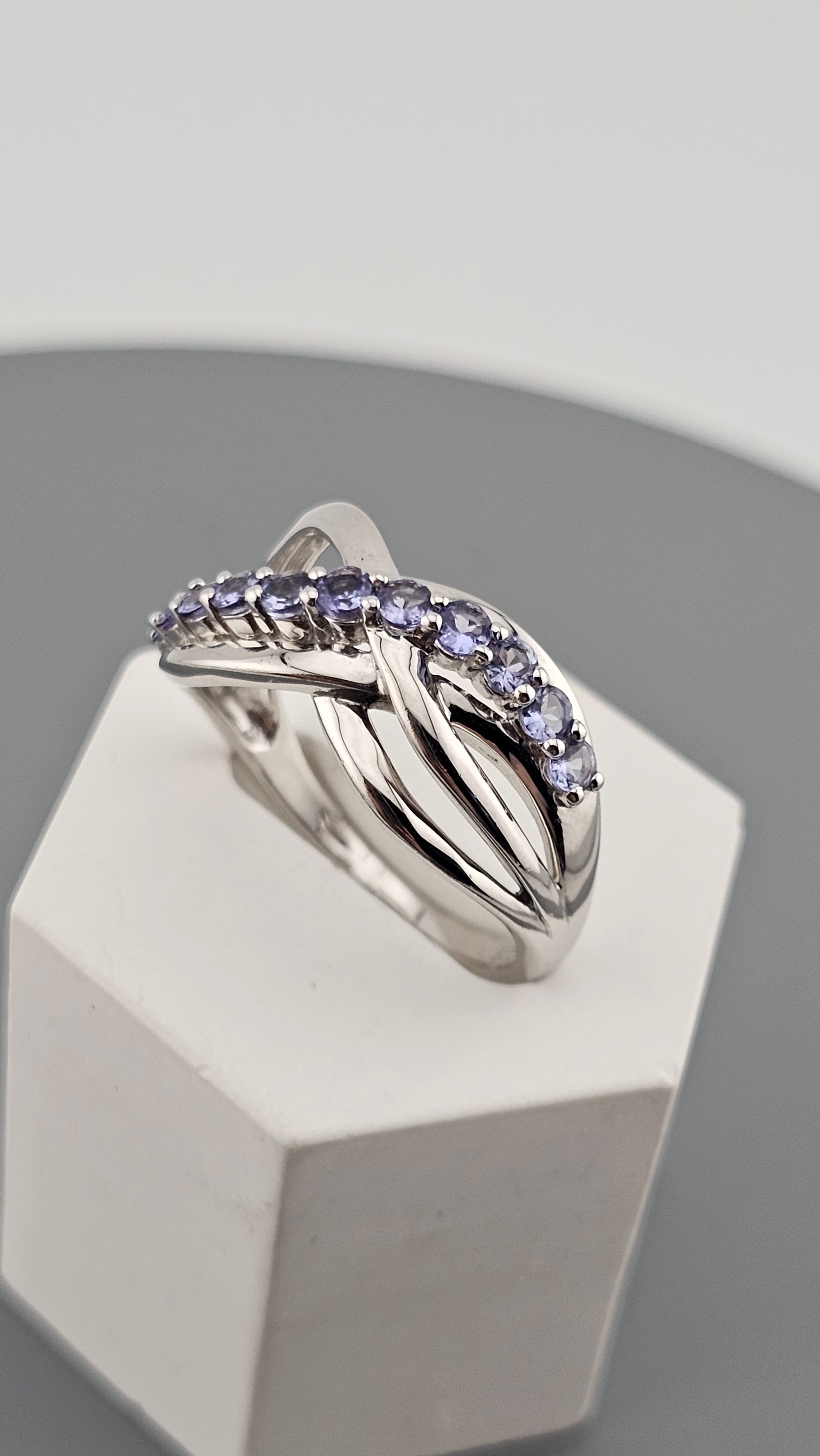 925 Sterling Silver Crossover Infinity Style Ring set with Natural Tanzanite, size S