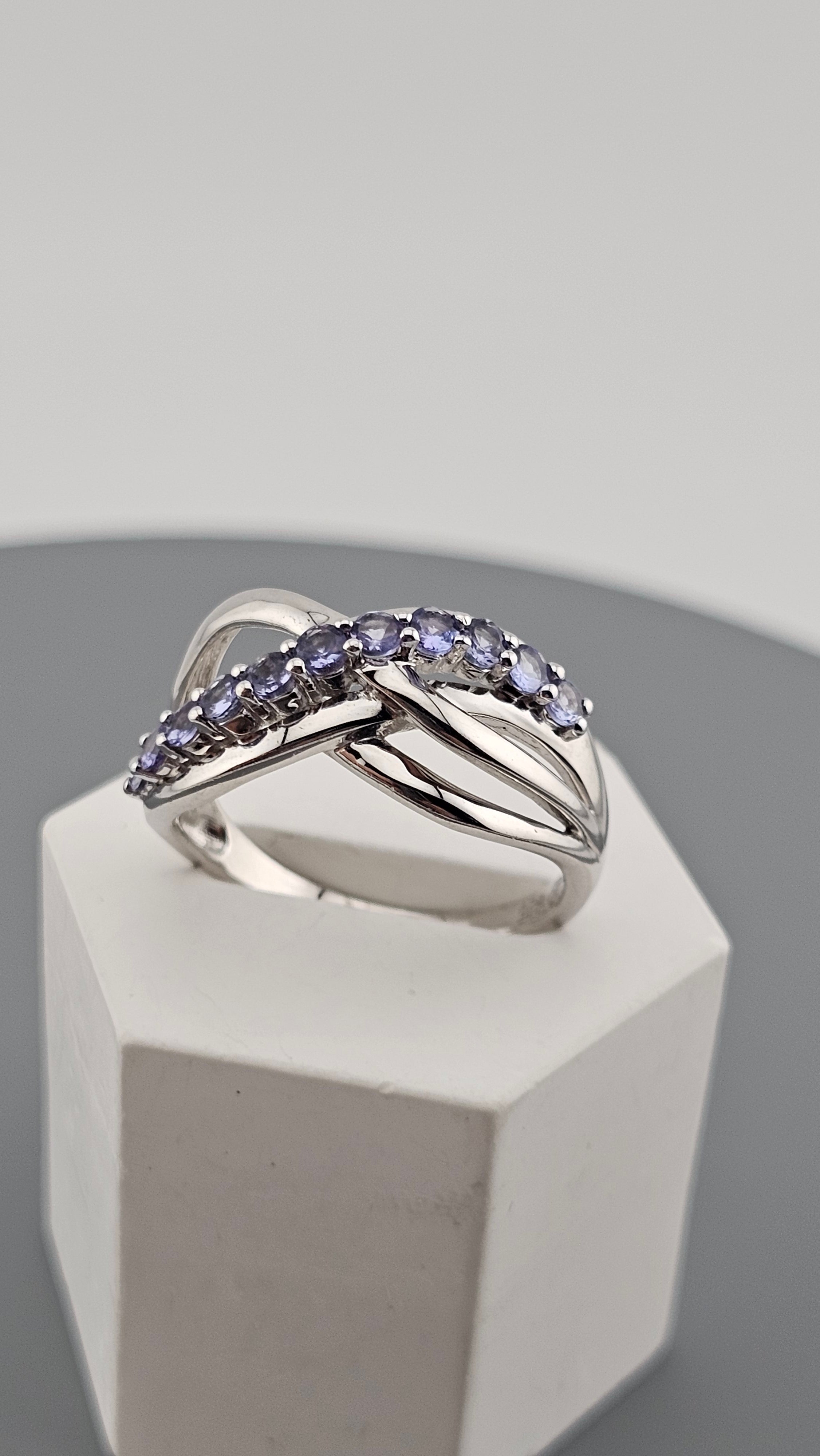 925 Sterling Silver Crossover Infinity Style Ring set with Natural Tanzanite, size S