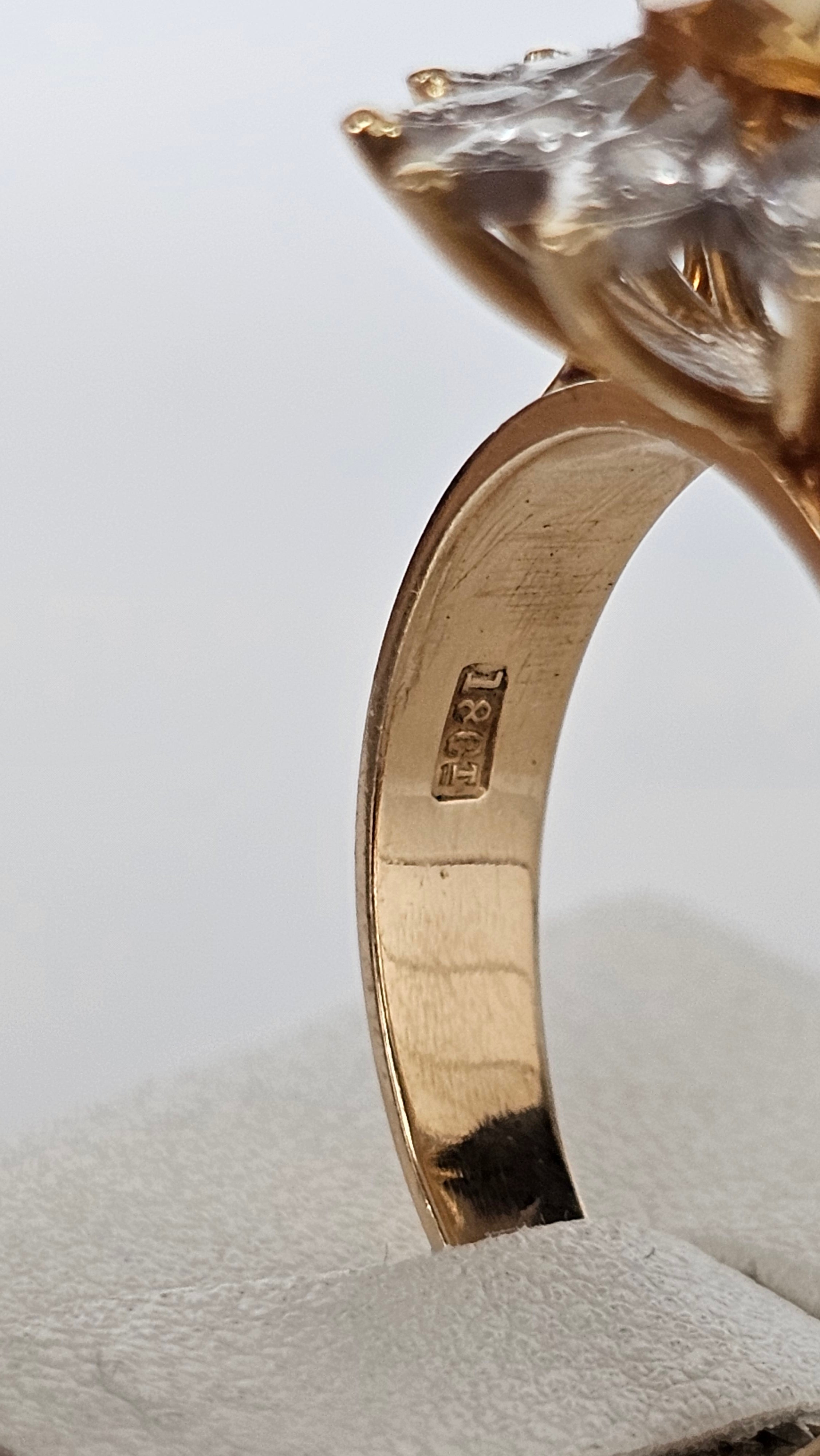 18ct Yellow Gold Cluster Ring Featuring Yellow Topaz and Diamonds