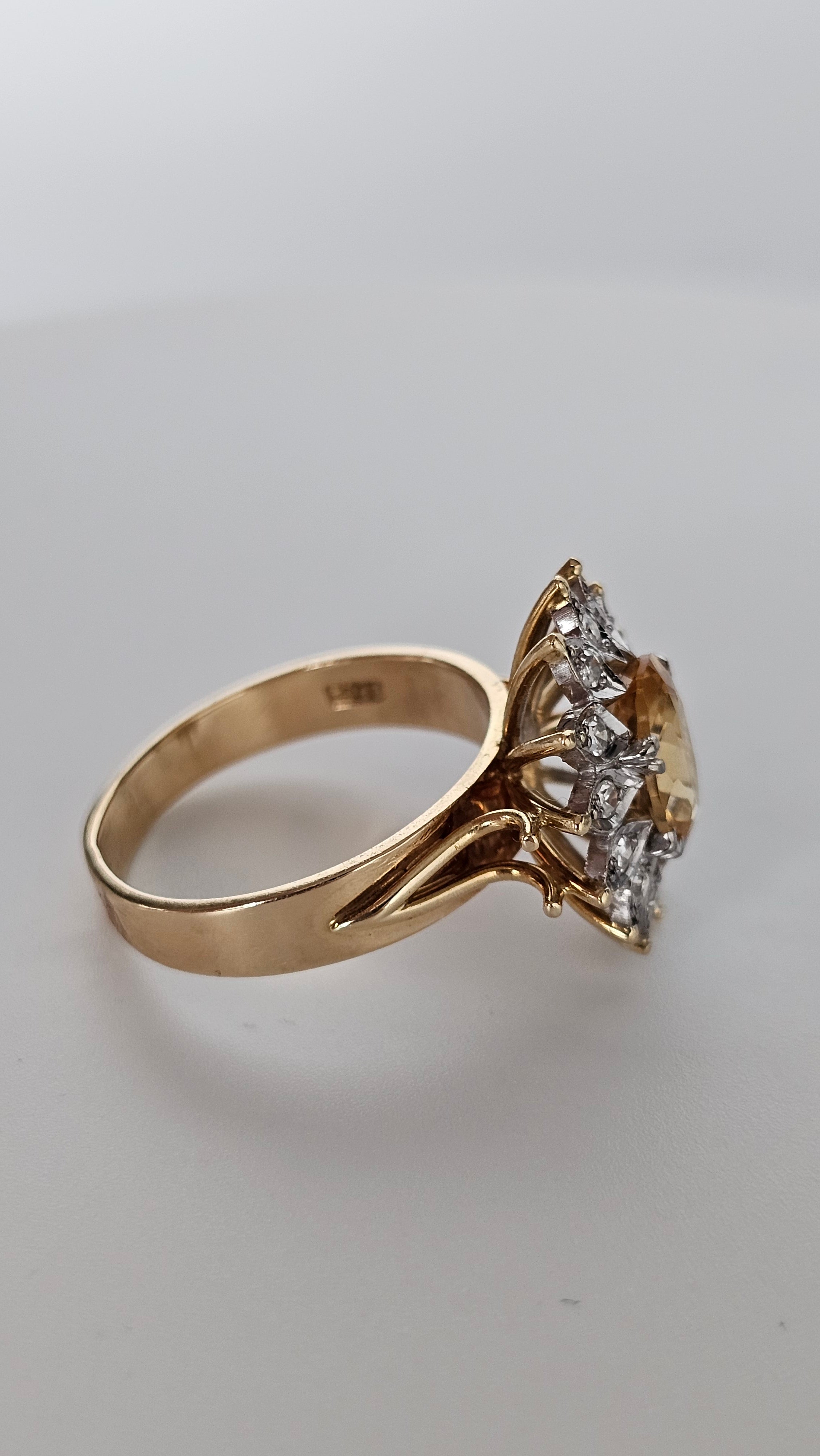 18ct Yellow Gold Cluster Ring Featuring Yellow Topaz and Diamonds