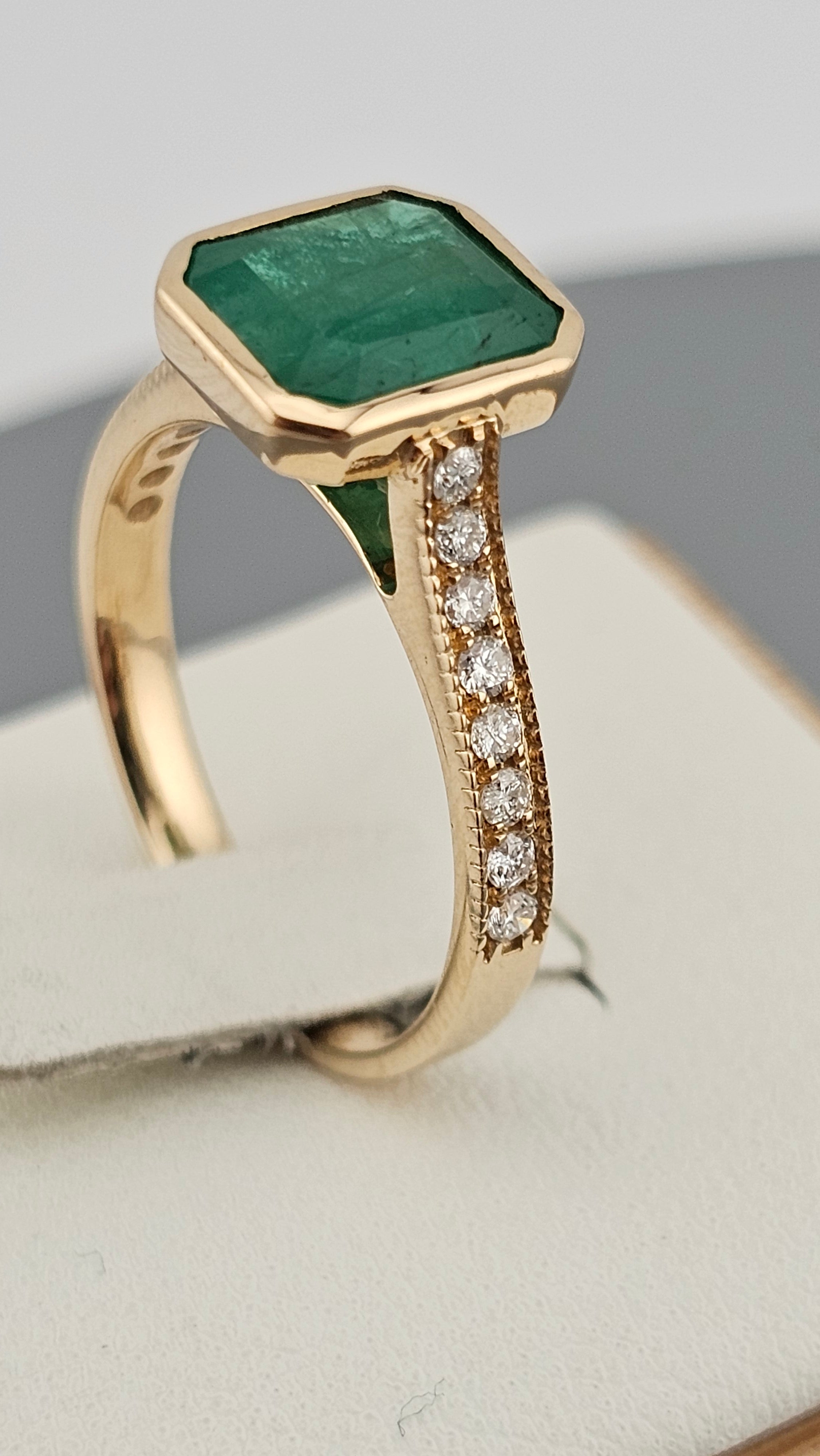 14K Yellow Gold Ring Set with 2.79ct Natural Emerald 0.28ct Natural Diamonds